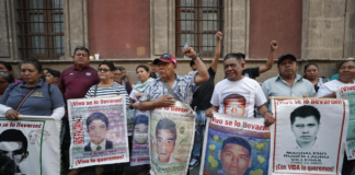 Padres de normalistas piden a AMLO no cerrar el caso Ayotzinapa