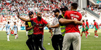 Aficionados marroquíes invaden cancha por polémica arbitral en París 2024