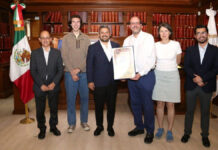 Ayuntamiento de Puebla entrega copia de Cédula Real y Real Provisión a Premio Nobel