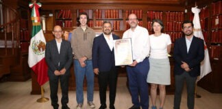 Ayuntamiento de Puebla entrega copia de Cédula Real y Real Provisión a Premio Nobel