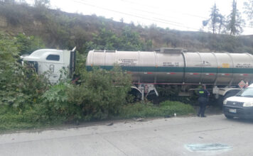 Chocan dos vehículos con pipa de combustible en Periférico; tres lesionados
