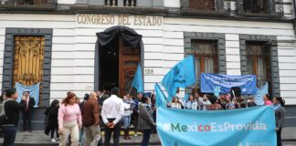Protestan grupos “pro-vida” en Puebla contra despenalización del aborto
