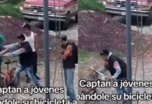 Captan a jóvenes quitándole su bicicleta a un abuelito en Veracruz