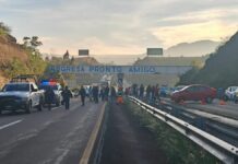 Taxistas bloquean la autopista Puebla-Atlixco