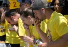 Comen 34 hamburguesas en 10 minutos para celebrar Independencia de EU