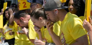 Comen 34 hamburguesas en 10 minutos para celebrar Independencia de EU