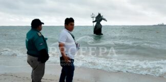 Profepa clausura la estatua de Poseidón en playa de Yucatán