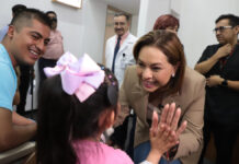 Gaby Bonilla encabeza entrega de ocho implantes cocleares