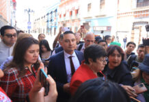 Grupos “pro-vida” impiden paso de diputados al Congreso de Puebla