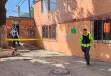 Hombres se electrocutan al instalar anuncio de funeraria; muere uno