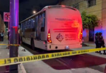 Motociclista muere atropellado por RUTA; viajaba en carril confinado