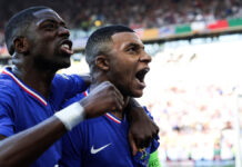 Futbolistas franceses celebran resultados de elecciones