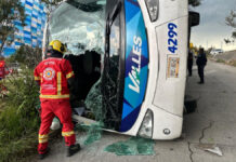 Volcadura de autobús en zona de estadios deja múltiples lesionados