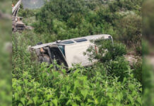 Volcadura deja un muerto y una mujer herida en Nicolás Bravo