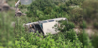 Volcadura deja un muerto y una mujer herida en Nicolás Bravo