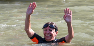 Alcaldesa de París nada en el río Sena para mostrar que “está limpio”
