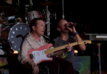 Coldplay sube al escenario a Michael J. Fox en el festival Glastonbury
