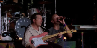 Coldplay sube al escenario a Michael J. Fox en el festival Glastonbury
