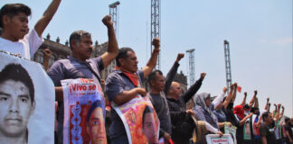 “Nos ha engañado y traicionado”: Padres de los 43 a AMLO