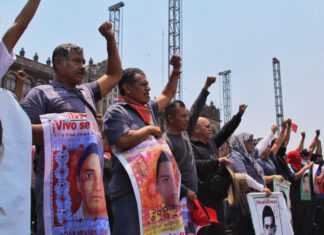 “Nos ha engañado y traicionado”: Padres de los 43 a AMLO
