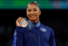 Gimnasta debe devolver medalla olímpica; desata polémica por racismo