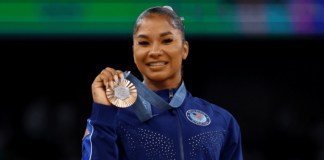 Gimnasta debe devolver medalla olímpica; desata polémica por racismo