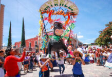 Celebran Desfile de Mojigangas con 75 figuras en Atlixco