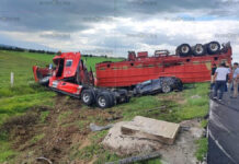 Accidente entre camioneta y tráiler deja una persona muerta