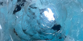 Colapsa cueva de hielo en Islandia; muere un turista