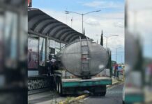 Pipa choca contra estación del RUTA en Bulevar Atlixco