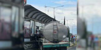 Pipa choca contra estación del RUTA en Bulevar Atlixco