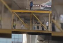 Joven intenta aventarse de puente peatonal en la México-Puebla