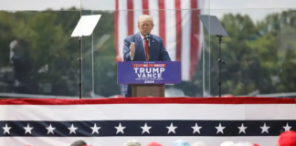 Trump reaparece con cristal antibalas en un mitin tras atentado