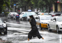 Cancelan vuelos y trenes en Japón por arribo del tifón Ampil Japón tifón Ampil