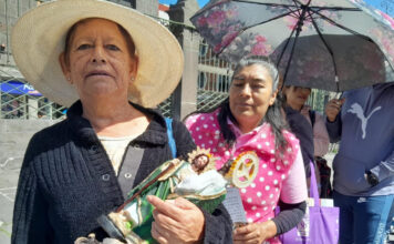 Católicos visitan reliquia de San Judas Tadeo en Catedral de Puebla