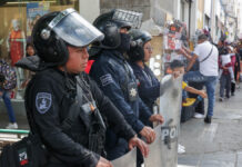 Policías hacen guardia para evitar instalación de ambulantes