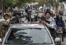 Talibanes prohíben a conductores que escuchen música