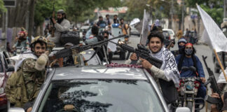 Talibanes prohíben a conductores que escuchen música