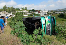 Unidad de transporte público vuelca en Azumiatla; reportan lesionados
