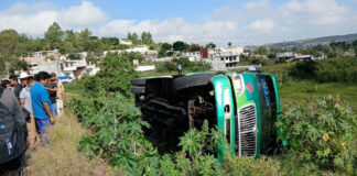 Unidad de transporte público vuelca en Azumiatla; reportan lesionados