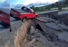 Vehículo casi cae en socavón en carretera que lleva de Soltepec a Nopalucan