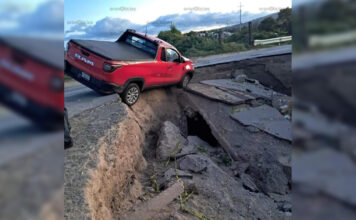 Vehículo casi cae en socavón en carretera que lleva de Soltepec a Nopalucan