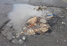 Vecinos reportan baches en la avenida Juárez, en colonia El Salvador