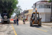 Denuncian calles destruidas en los Álamos por obras en entronque de Amalucan