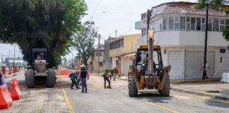 Denuncian calles destruidas en los Álamos por obras en entronque de Amalucan