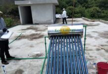 Ariadna Ayala realiza entrega de calentadores solares