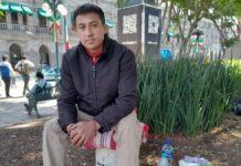 Mesero inicia huelga de hambre por bajas propinas en Puebla