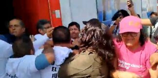 Trabajadores del Poder Judicial y morenistas se enfrentan a golpes en Puebla
