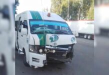 Combi impacta contra poste en La Resurrección; hay 10 heridos