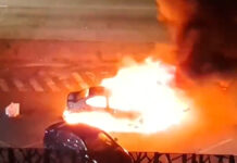 Abandonan hielera con cadáver e incendian auto frente al C5